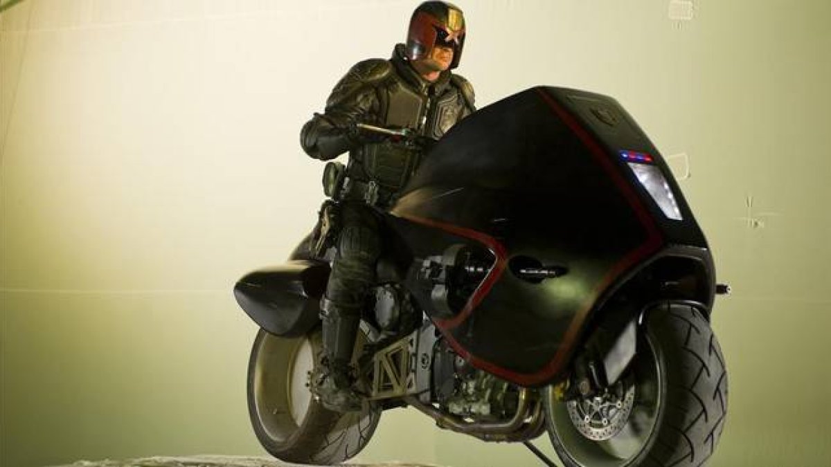 Karl Urban interpreta al juez Dredd, en la película homónima.-