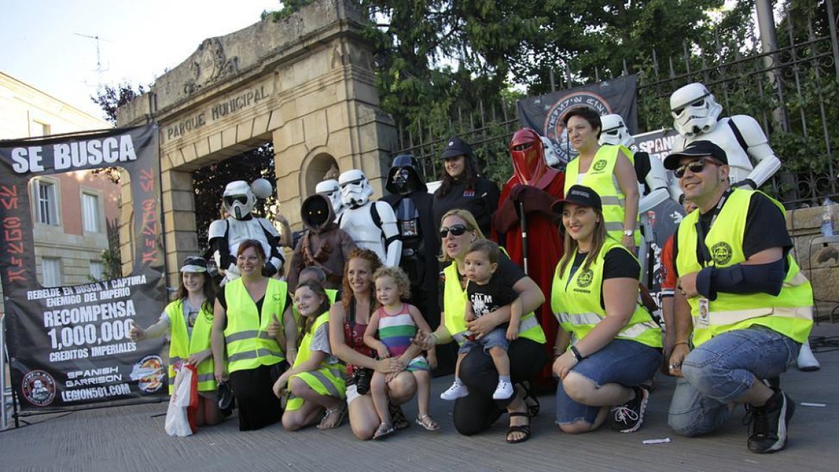 Voluntarios y niños fotografiándose junto a los personajes de ‘Star Wars’.-DIEGO MAYOR