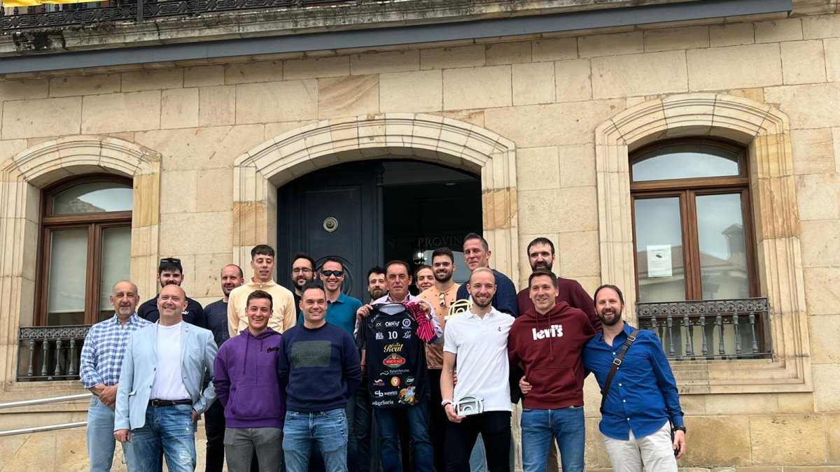 La delegación del Moreno Sáez Sporting, ayer, en la Diputación. HDS