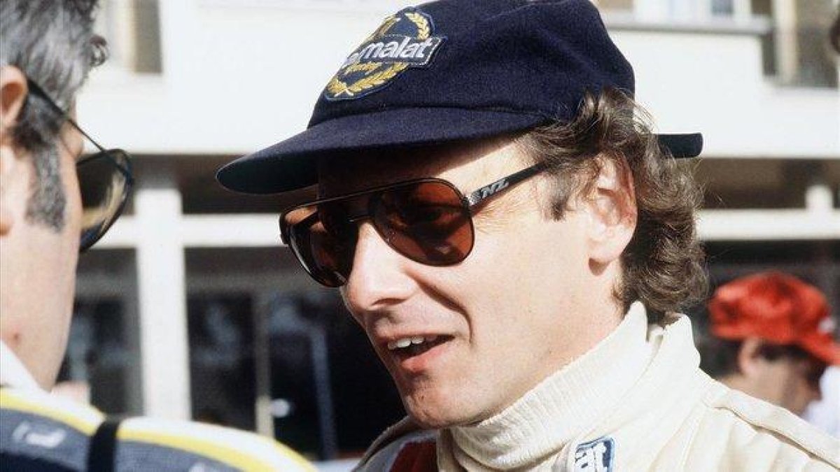 Niki Lauda habla con un mecánico en Mónaco en 1979.-