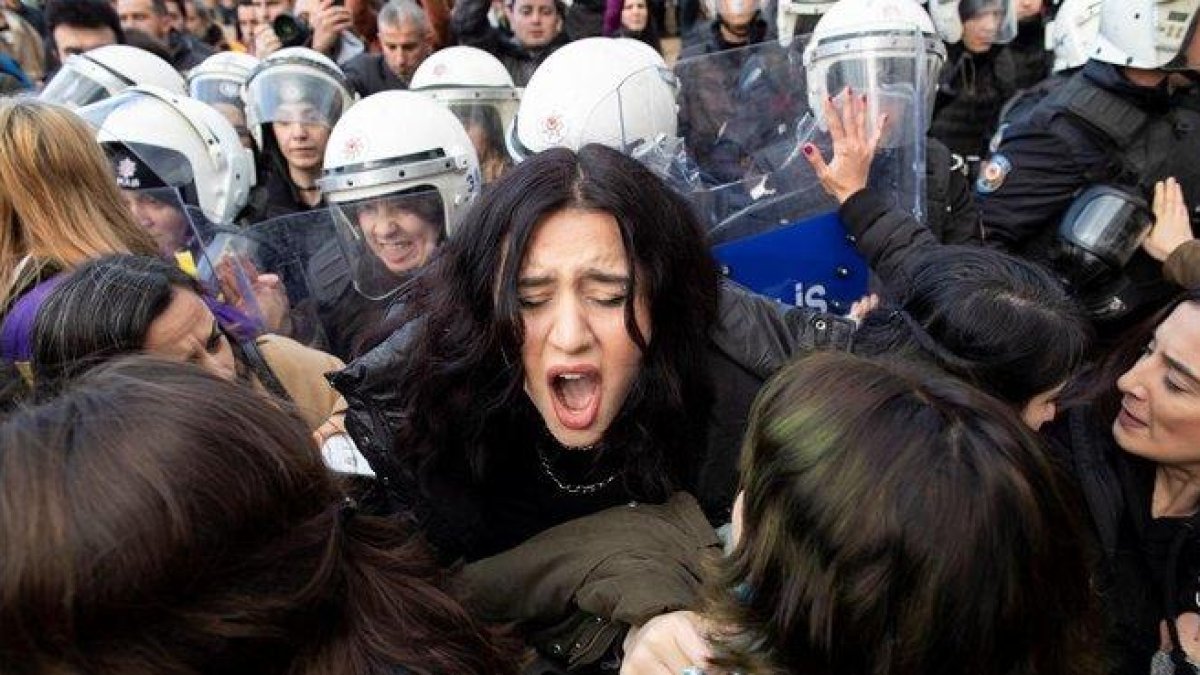 Imagen de la manifestación en Turquía.-EFE / TOLGA BOZOGLU