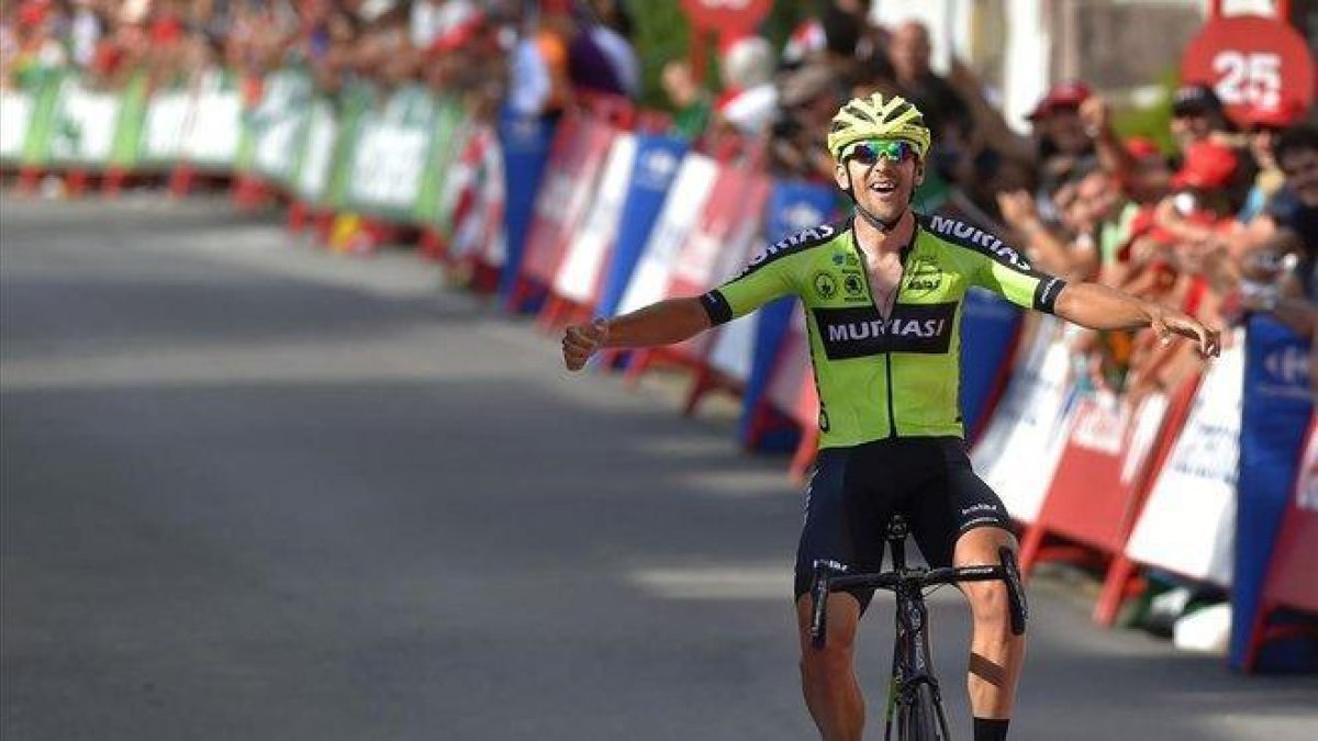 El ciclista del Euskadi-Murias Mikel Iturria gana una etapa de La Vuelta 2019.-AFP