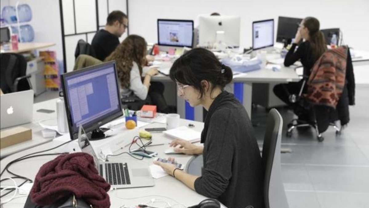 Trabajadores de una empresa.-FERRAN NADEU