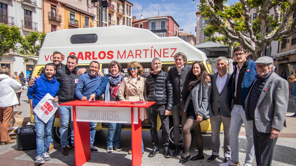 El ministro del Interior, Fernando Grande-Marlaska, con la candidatura del PSOE que encabeza Carlos Martínez. GONZALO MONTESEGURO