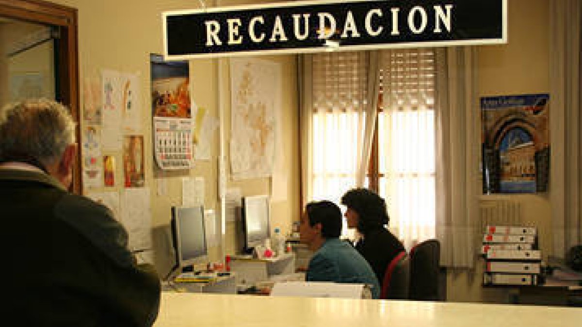 Funcionarios del Ayuntamiento. / V.G.-