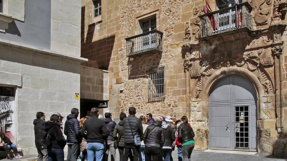 Una visita guiada para turistas en la plaza de San Clemente.-Mario Tejedor