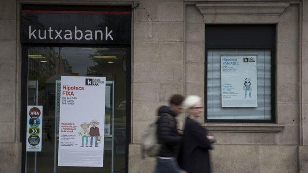Carteles publicitarios sobre ofertas en tipos de hipotecas en unas oficinas de Kutxabank.-ALBERT BERTRAN