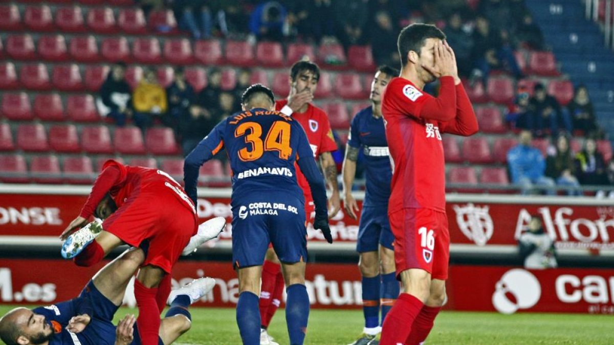 Carlos Gutiérrez se lamenta por una ocasión desperdiciada, ayer, ante el Málaga.-MARIO TEJEDOR