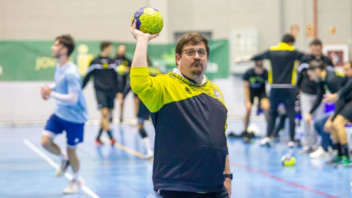Jordi Lluelles en el partido ante Vetusta. MARIO TEJEDOR