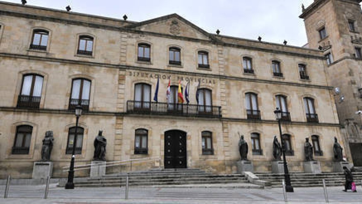 Fachada del Palacio Provincial. / VALENTÍN GUISANDE-