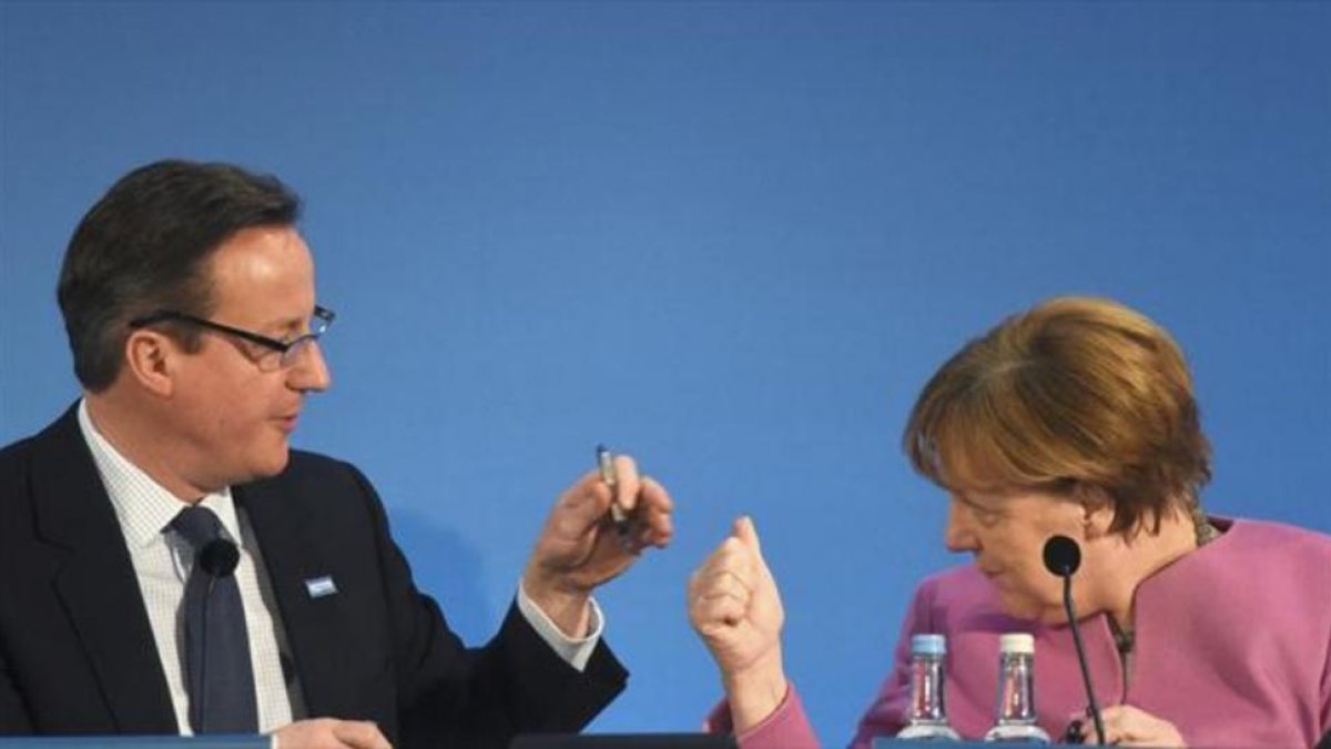 El 'premier' británico, David Cameron, y Merkel, en una cumbre sobre Siria, el pasado febrero en Londres.-REUTERS / ARCHIVO