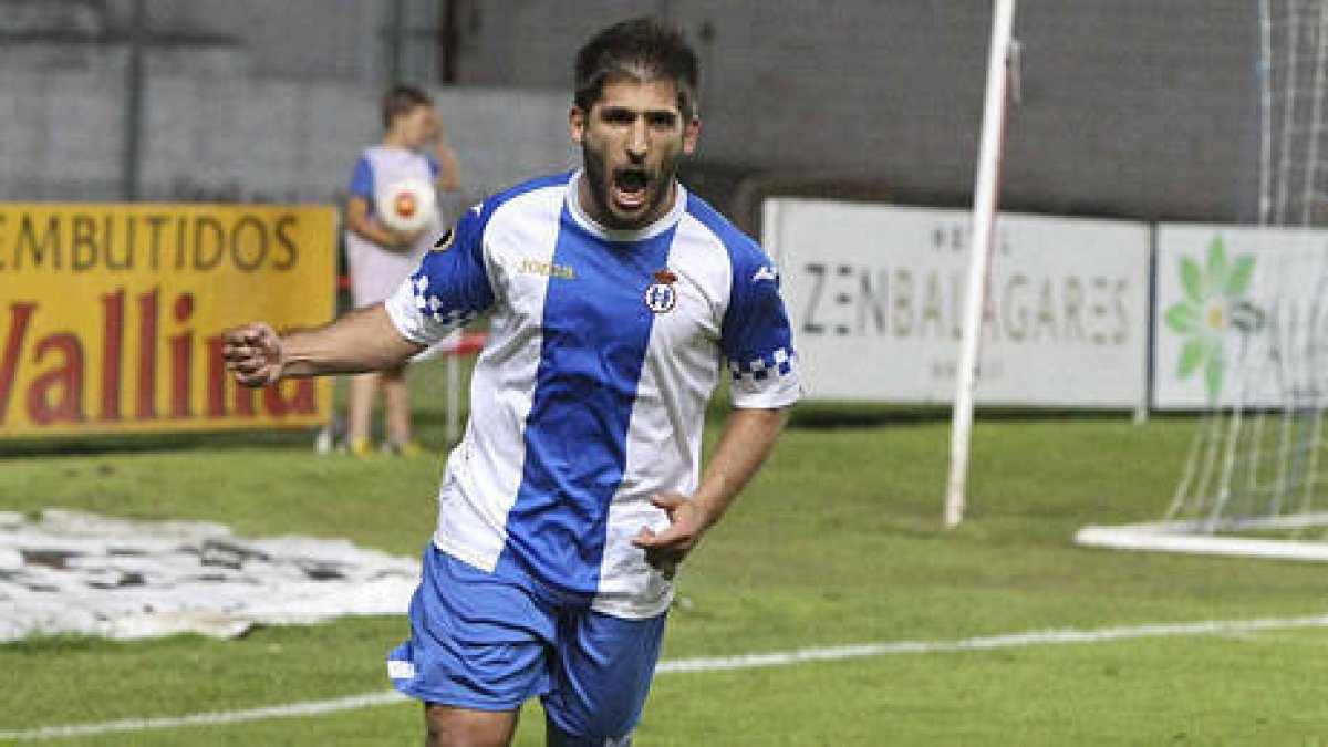 Álex Arias durante su presentación como jugador rojillo. / ÁLVARO MARTÍNEZ-