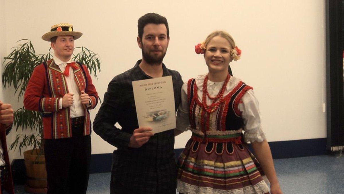 Alejandro con una bailarina folklórica polaca.-