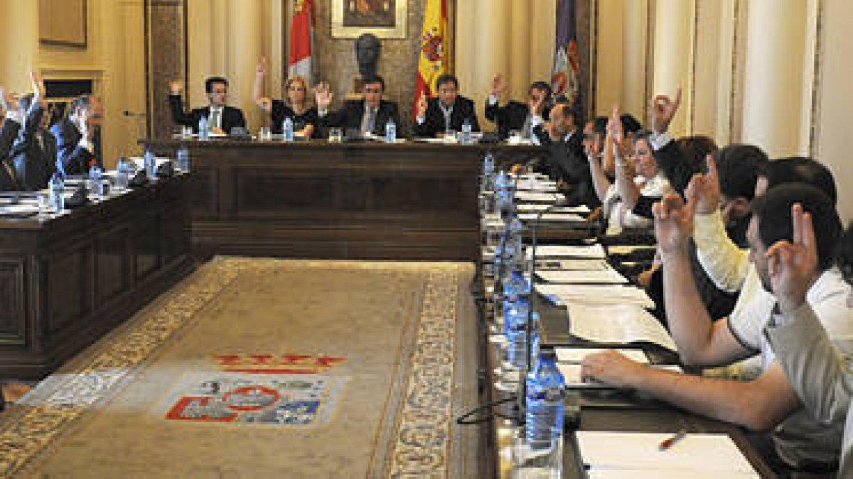 Pleno de la Diputación en la sesión de ayer. / VALENTÍN GUISANDE-