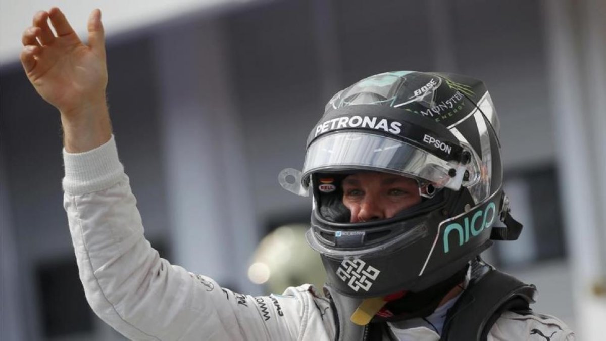 El alemán Nico Rosberg celebra, en Budapest, su cuarta 'pole' del año.-REUTERS / LASZLO BALOGH