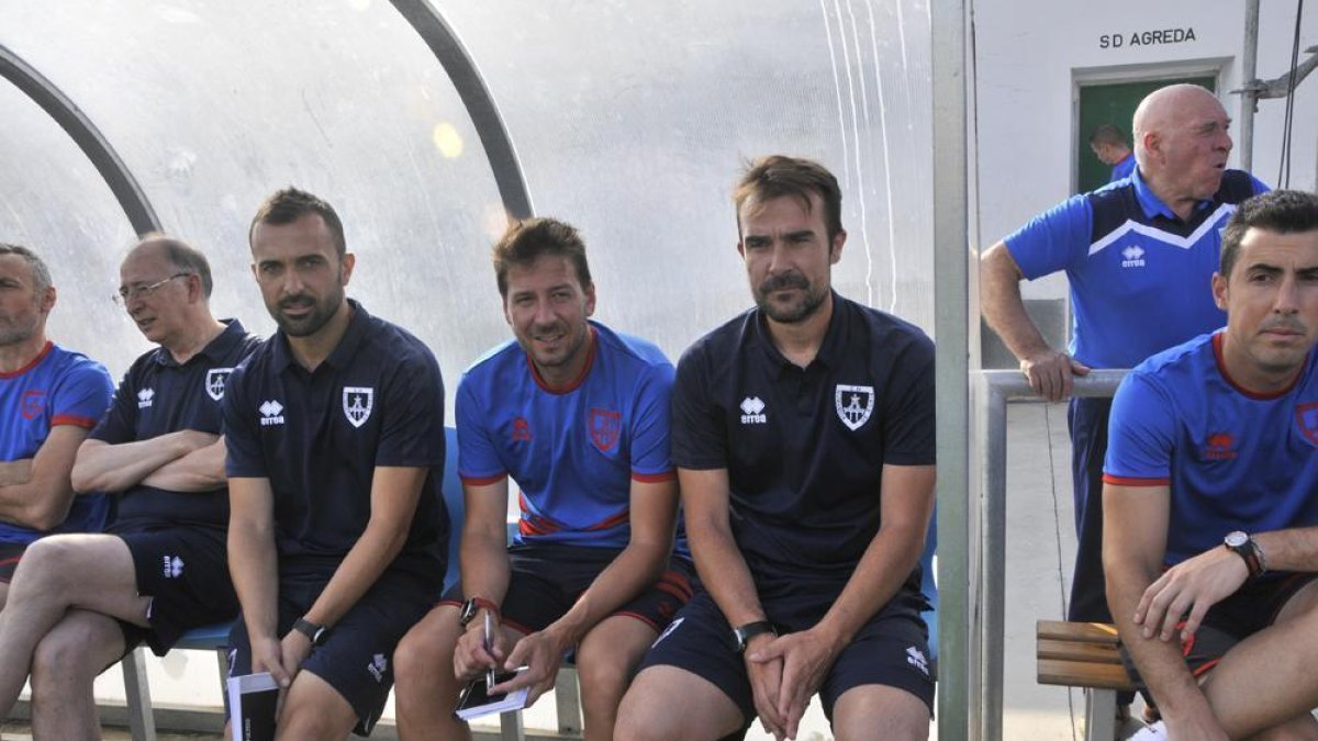 Aritz López Garai, derecha, junto a sus ayudantes, Christian Bustos, izquierda, y Raymond Henric-Coll.-VALENTÍN GUISANDE