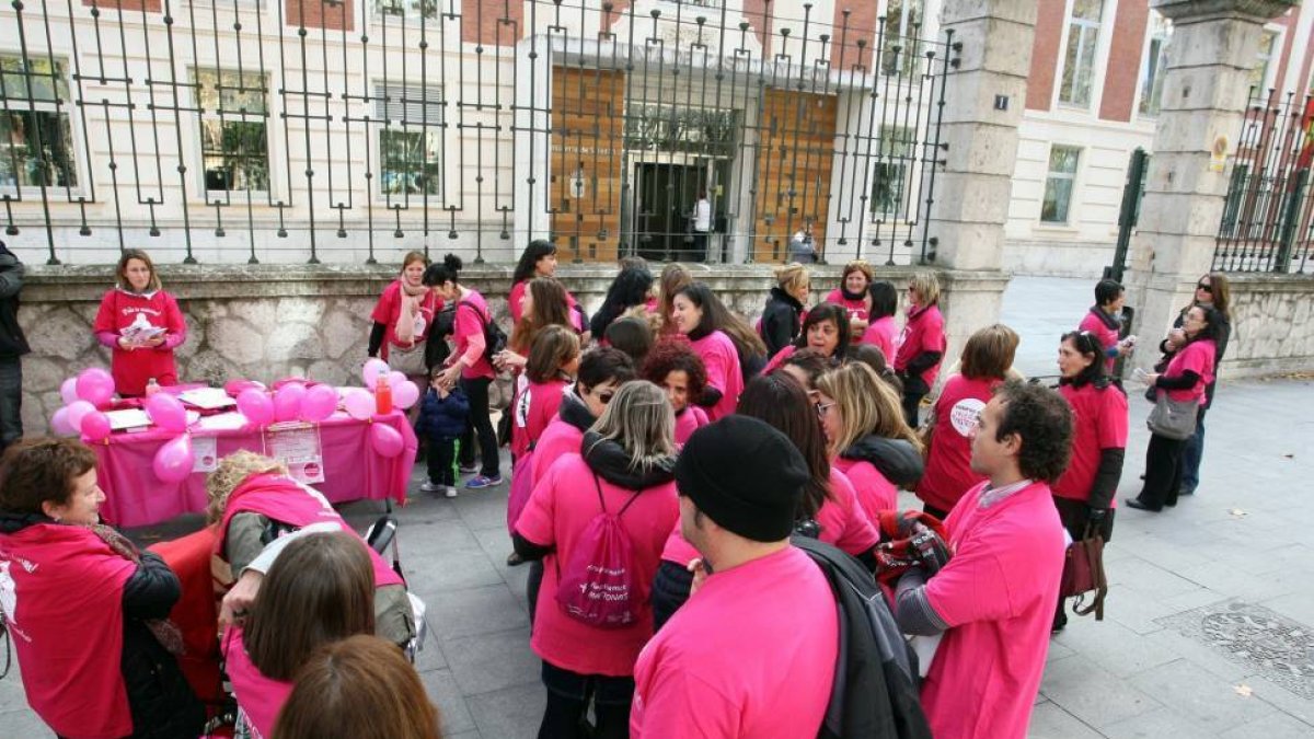 Medio centenar de matronas organiza una concentración frente a la Consejería de Sanidad para visibilizar las competencias de su profesión y las actividades que realiza en favor de la población-Ical