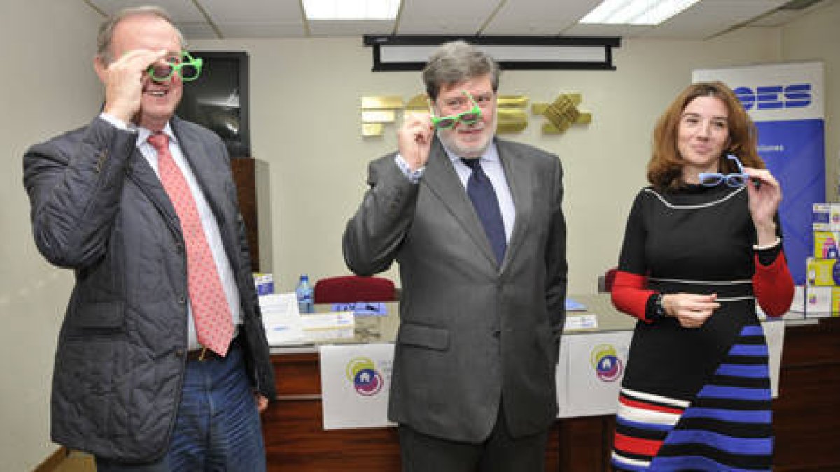 Responsables de Foes y de la oficina de innovación poniéndose gafas de montura de colores. / V.G.-