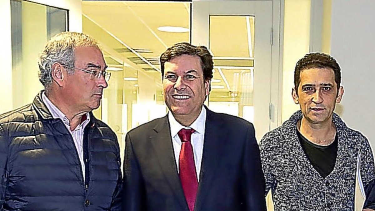 Evelio Angulo (UGT), Carlos Carriedo, consejero de Empleo, y Vicente Andrés (CCOO).-ICAL
