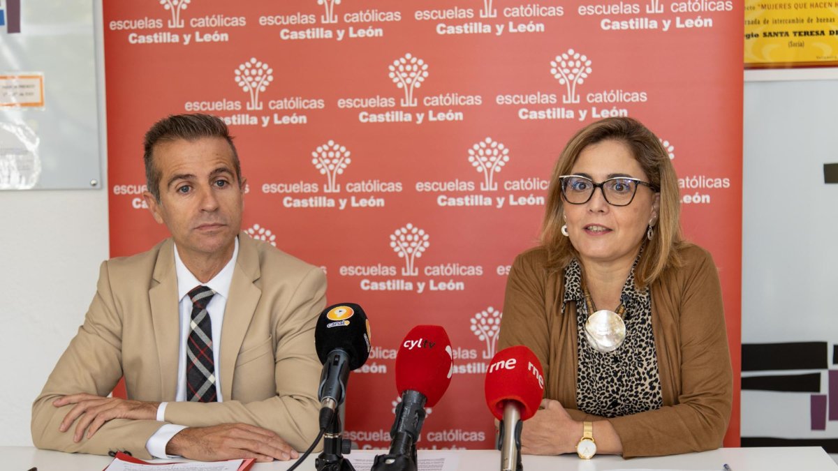 El secretario autonómico de Escuelas Católicas, Leandro Roldán, y la represenante soriana, Isabel Ania. HDS