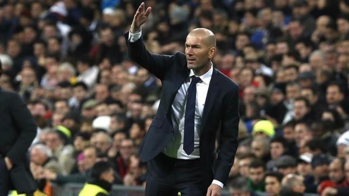 Zidane, durante el patido entre el Madrid y el Deportivo.-DAVID CASTRO