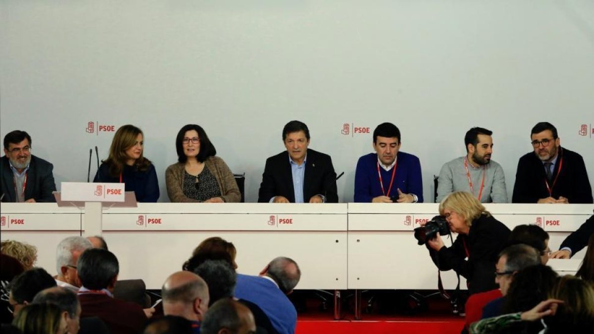 Imagen del comité federal del PSOE, con Javier Fernández en el centro, este sábado.-JUAN MANUEL PRATS