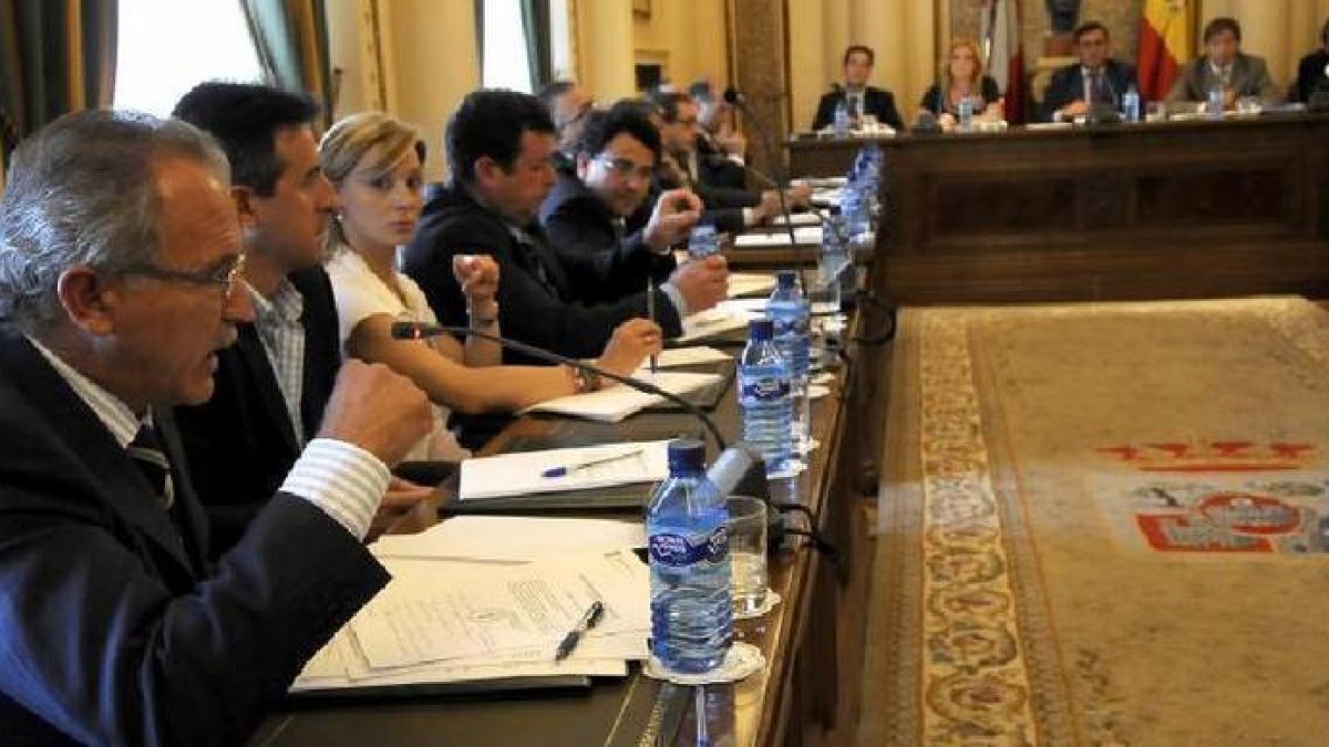 De Miguel interpela al portavoz socialista en la sesión de ayer en la Diputación. / Úrsula Sierra-