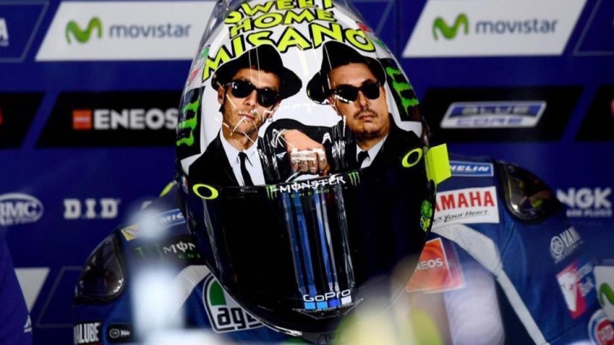 Valentino Rossi, con su nuevo y divertido casco en Misano.-AFP / GABRIEL BOUYS