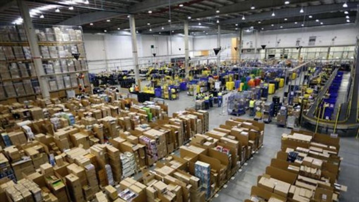 Nave de la empresa Amazon en la localidad madrileña de San Fernando de Henares.-JUAN MANUEL PRATS