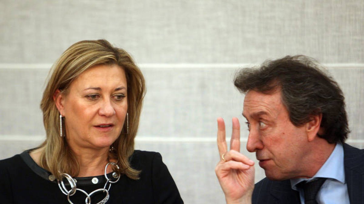 a consejera de Hacienda, Pilar del Olmo y el consejero de Presidencia, José Antonio de Santiago Juárez. / Miriam Chacón / ICAL-