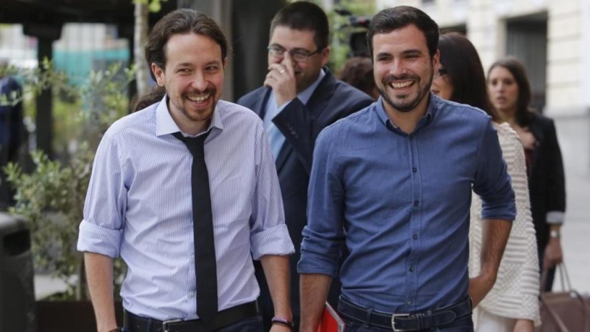 Pablo Iglesias y Alberto Garzón llegan al Hotel Ritz de Madrid a un desayuno informativo.-AGUSTIN CATALAN