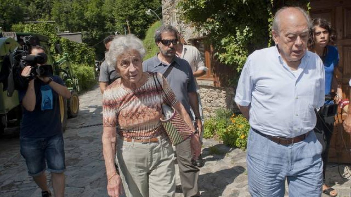 El 'expresident' Jordi Pujol sale a pasear con su esposa, Marta Ferrusola, el pasado 8 de agosto en Queralbs.-Foto: ROBIN TOWNSEND / EFE