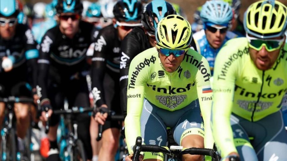 Alberto Contador, en el centro, en plena etapa de la París-Niza.-AFP / KENZO TRIBOUILLARD
