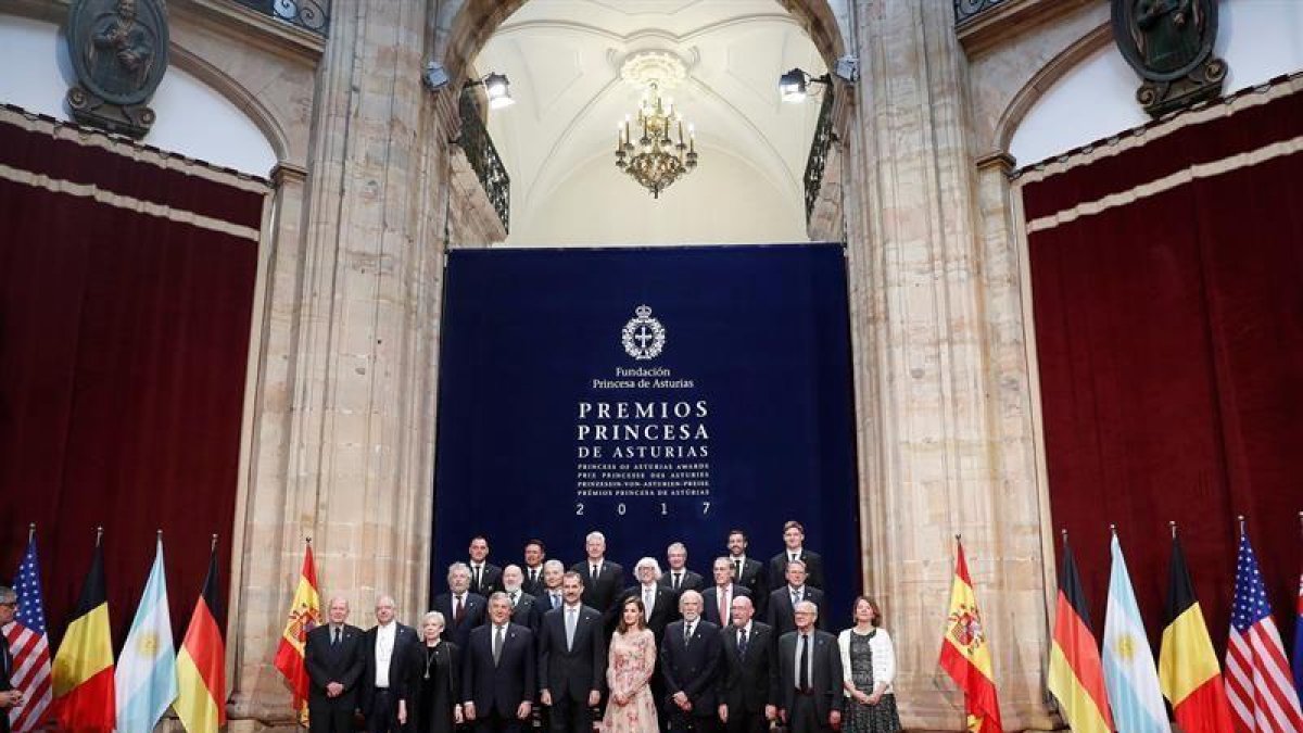 Los Reyes posan para la foto de familia durante su audiencia a los presidentes de los jurados,a los miembros de los patronatos Princesa de Asturias y Fundación Princesa de Asturias y a los galardonados con los premios Princesa de Asturias hoy en Oviedo.-EFE