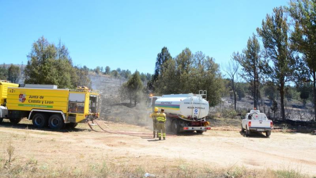 Medios de extinción de incendios de la Junta y cisterna de la Diputación en una imagen de archivo. HDS