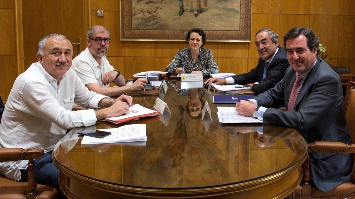 La ministra de Trabajo, Magdalena Valerio, presidiendo la mesa de diálogo social con los representantes de los agentes sociales, este jueves. /-RODRIGO JIMENEZ