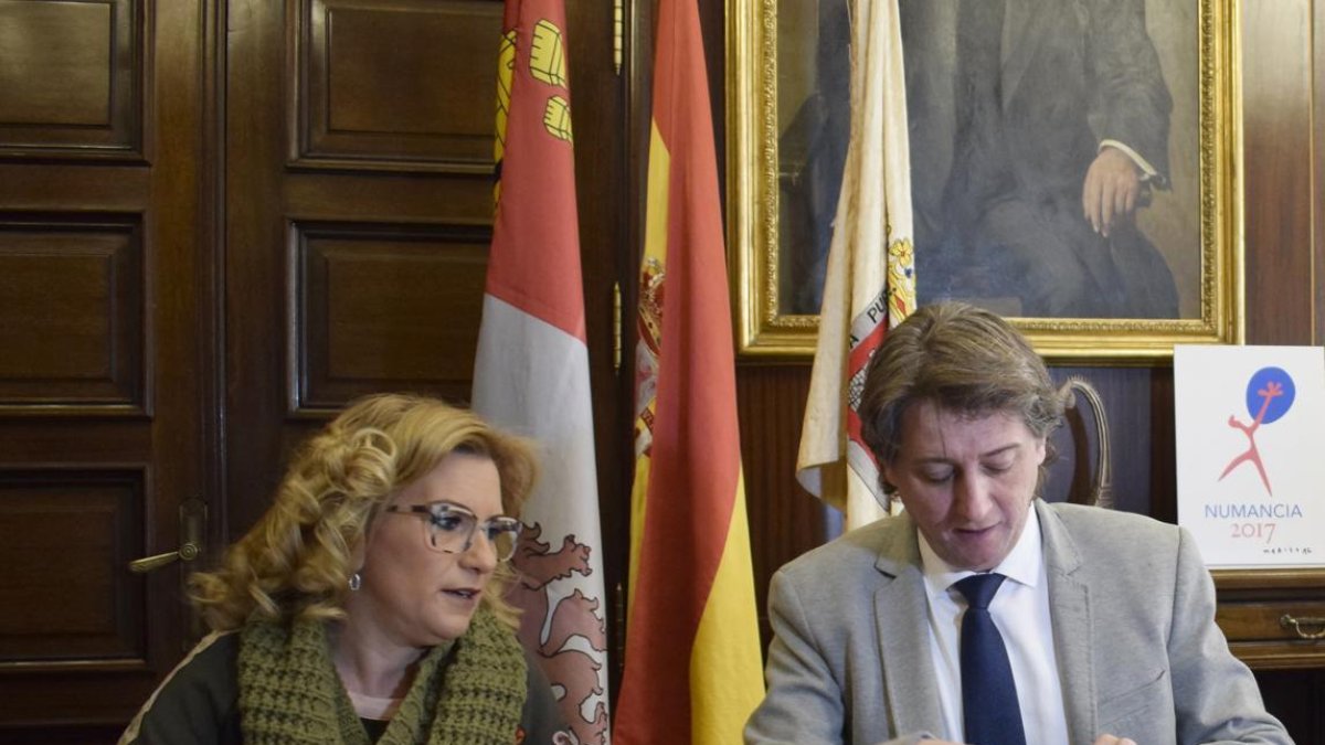 Firma del convenio de colaboración, ayer.-Mario Tejedor