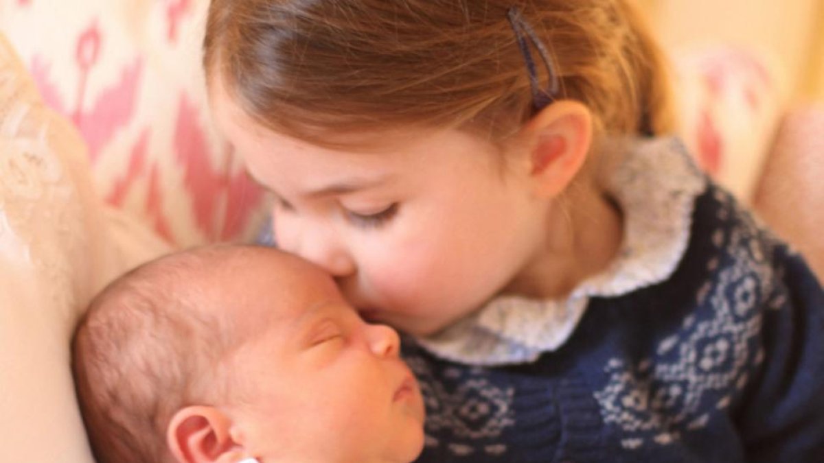 La princesa Carlota besa a su hermanito Luis, en una imagen tomada por su madre, Catalina, y difundida por Kensington Palace.-/ HANDOUT (REUTERS)