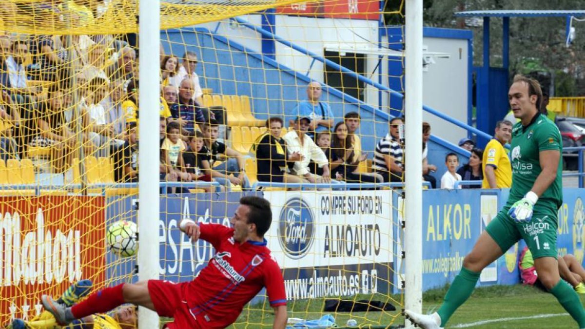 Pablo Valcarce en la acción del gol numantino que marcó Alex Alegría.-Área 11