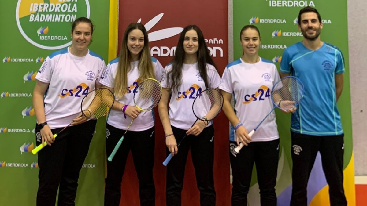 Las chicas del CB Soria y su entrenador Víctor Ortega que compitieron en la Copa Iberdrola. HDS