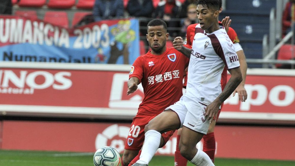 Gus Ledes en el encuentro ante el Albacete junto al también centrocampista Eddy Silvestre.-Valentín Guisande