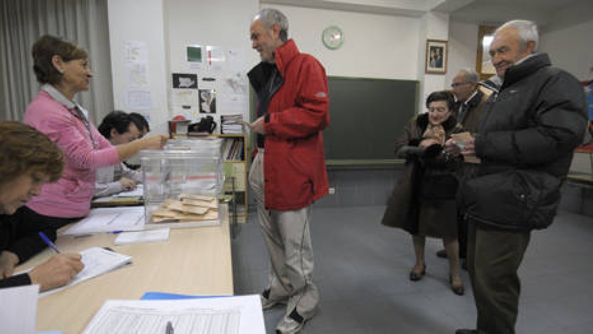 En la imagen de archivo los ciudadanos ejercen su derecho al voto en las pasadas elecciones. / FERNANDO SANTIAGO-