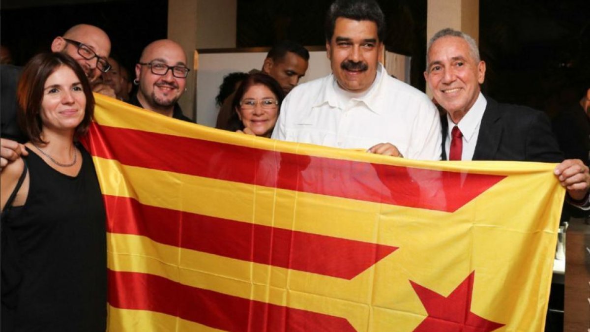 El presidente de Venezuela, Nicolás Maduro, se fotografía con una 'estelada' junto a representantes de Ítaca.-