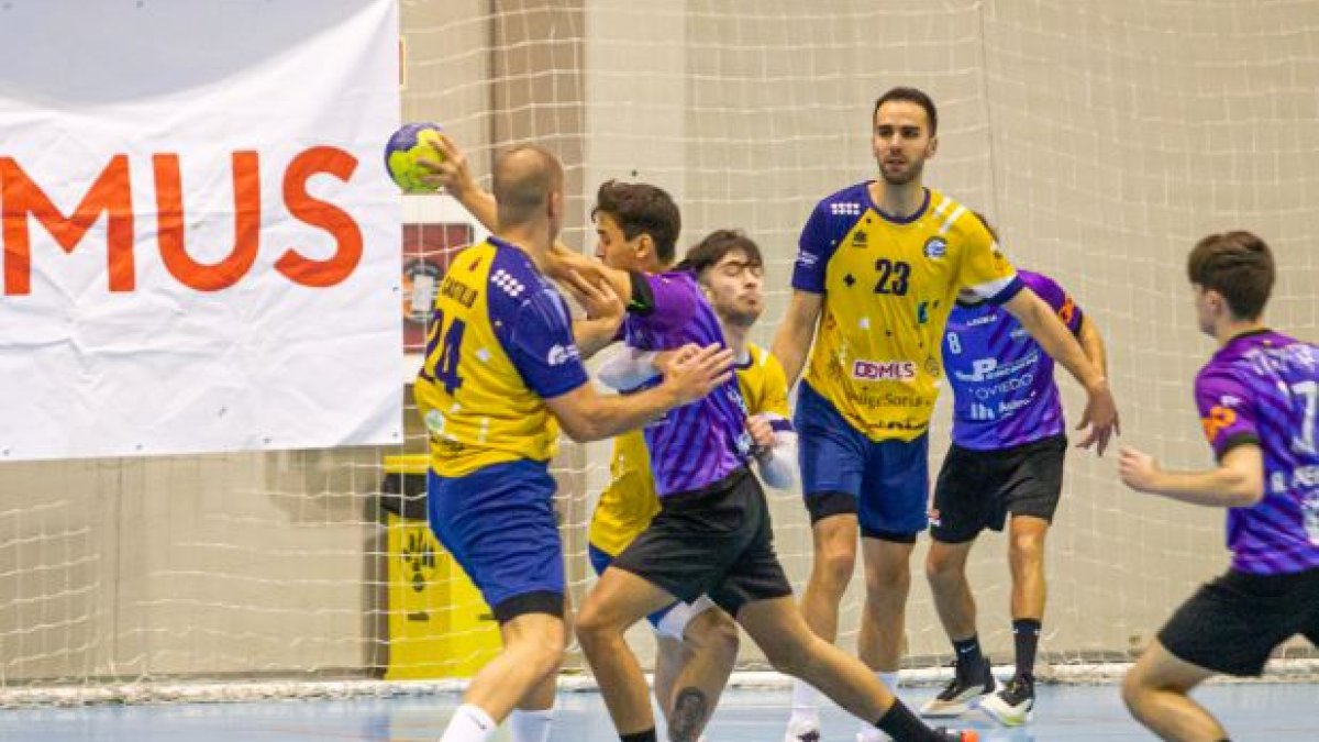 El BM Soria sumaba en Leganés la novena victoria seguida para mantener el pulso con el play off. MARIO TEJEDOR