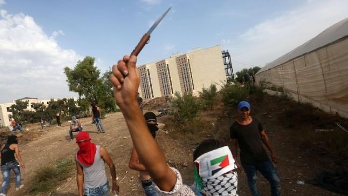 Jóvenes palestinos en Tulkarem, una de las principales ciudades palestinas de Cisjordania, este domingo.-AFP / JAAFAR ASHTIYEH