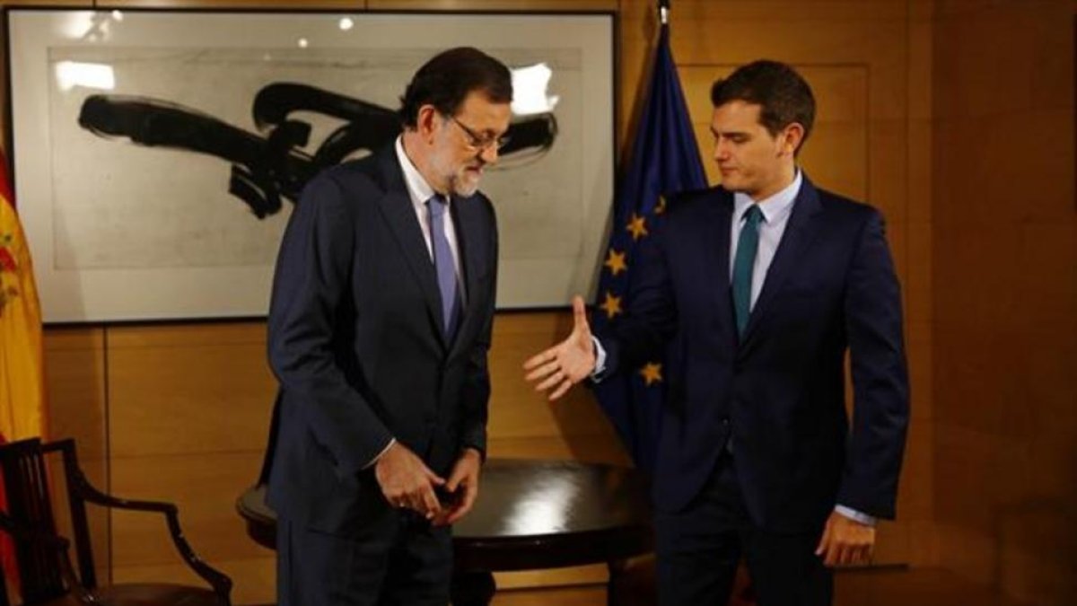 Mariano Rajoy y Albert Rivera se saludan al inicio de su encuentro, en el Congreso.-AGUSTÍN CATALÁN