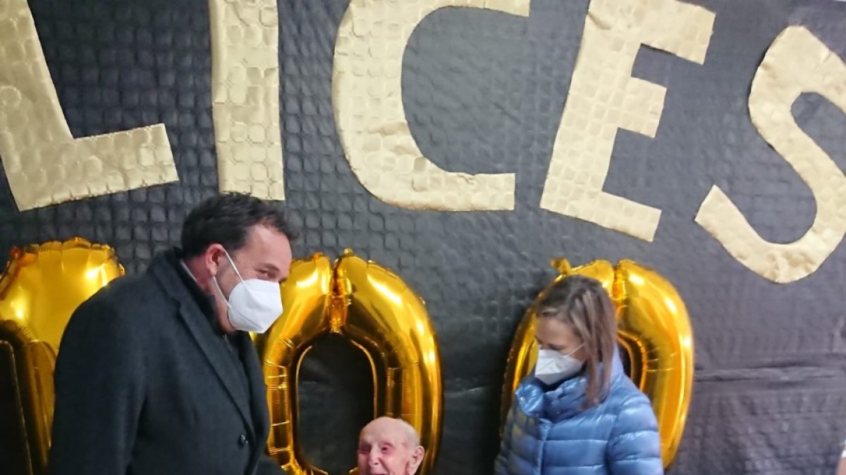 Jesús Muñoz, en el centro, acompañado de Raúl Lozano y Elia Jiménez.-HDS