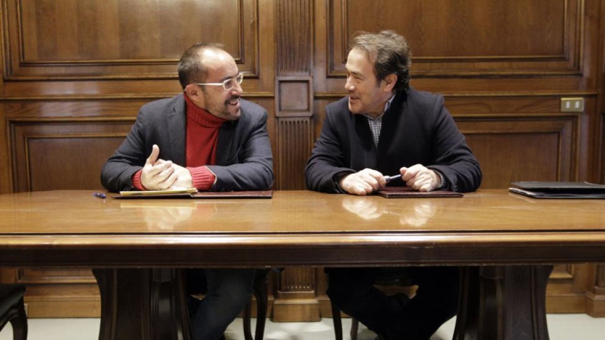 Irigoyen, delegado en Soria de la Federación de atletismo, y Rey, presidente de la Diputación, ayer.-LUIS ÁNGEL TEJEDOR