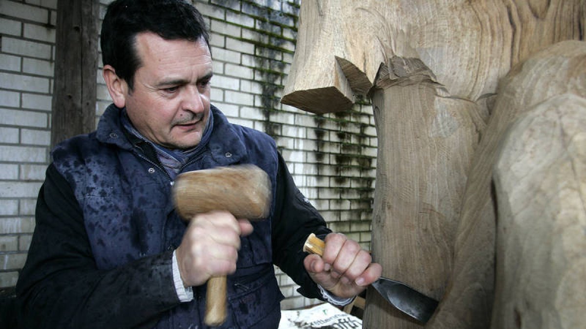 El escultor Amancio González trabaja en una nueva obra en la localidad leonesa de Barrio de Nuestra Señora. Carlos S. Campillo / ICAL-