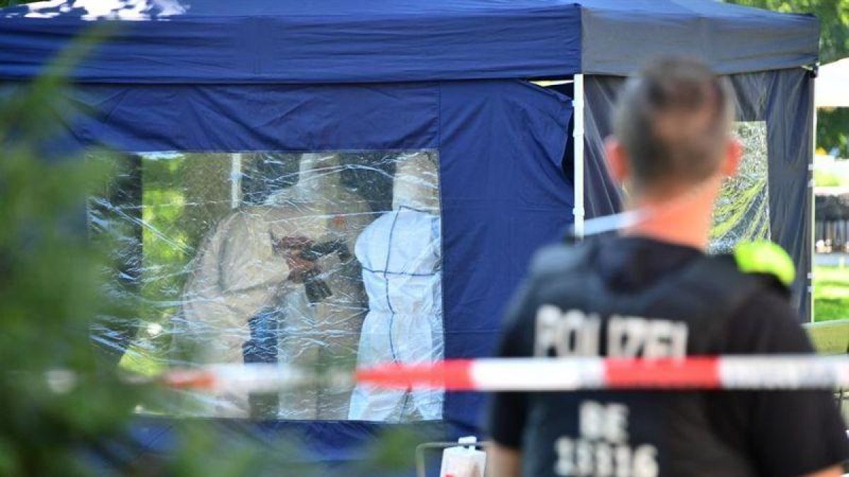 Investigadores de la policía alemana, en la escena del crimen del pasado agosto que ha originado la expulsión de diplomáticos rusos de Berlín.-EFE / EPA / CLEMENS BILAN
